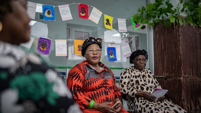 Un grupo de mujeres mayores migrantes africanas se reúnen en Casa Bibi, un centro de la Asociación Karibu, en Madrid, el pasado abril.