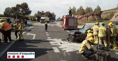 Servicios de emergencias y bomberos, en el lugar del accidente, en Barcelona.