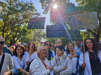 La enfermera María Luisa Soldado (segunda por la derecha) con amigas y compañeras en la manifestación por la sanidad pública del pasado día 13.