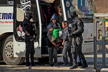 Huérfanos rusos de familias ligadas al ISIS llegan este jueves a Qamishli.
