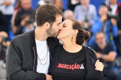 Los directores Joao Salaviza (i) y Renee Nader Messora (d) se besan durante la presentación de la película ‘Chuva e Cantoria na Aldeia dos Mortos' en Cannes, el 16 de mayo de 2018.