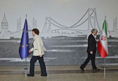 La jefa de la diplomacia europea, Catherine Ashton, y el negociador iraní, Said Jalili, en Estambul.