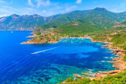 Panorámica de la bahía de Girolata, en la reserva natural de Scandola (Córcega).