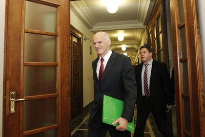 El primer ministro de Grecia, Yorgos Papandreu, ayer al llegar al Parlamento acompañado de su portavoz.