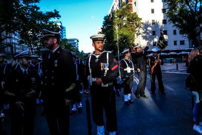 Los marinos esperan el arranque del desfile en el paseo de la Castellana. 