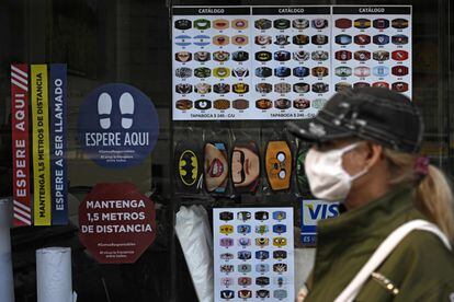 Un local en el centro de Buenos Aires luce el catálogo de mascarillas que tiene a la venta.