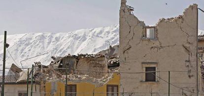 Estado en el que quedó un edificio en la localidad de Tempera, afectada por el terremoto.