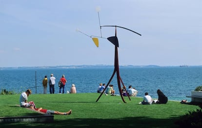 La escultura Little Janey-Waney, de Alexander Calder, en el jardín del Museo Louisiana.