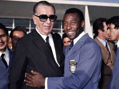Pelé, con el dictador brasileño Médici, en 1970.