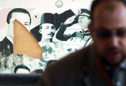 El rostro de Mubarak ha sido arrancado de un mural situado en un colegio electoral, donde figuran las principales figuras políticas egipcias del siglo XX.