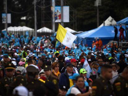 Una bandera vaticana durante la visita del Papa a Colombia, la semana pasada