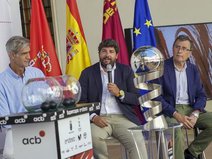 El presidente en funciones de la Región de Murcia, Fernando López Miras (centro), durante el sorteo de emparejamientos de la Supercopa Endesa Murcia 2023, este martes.