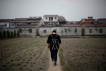 Un estudiante camina hacia su casa alquilada, donde se aloja con sus padres a la espera de repetir el examen de acceso a la universidad, el 3 de junio del 2017, en Luan.