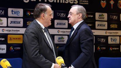El presidente de La Liga, Javier Tebas, y el presidente del Real Madrid, Florentino Pérez, en una foto de archivo.