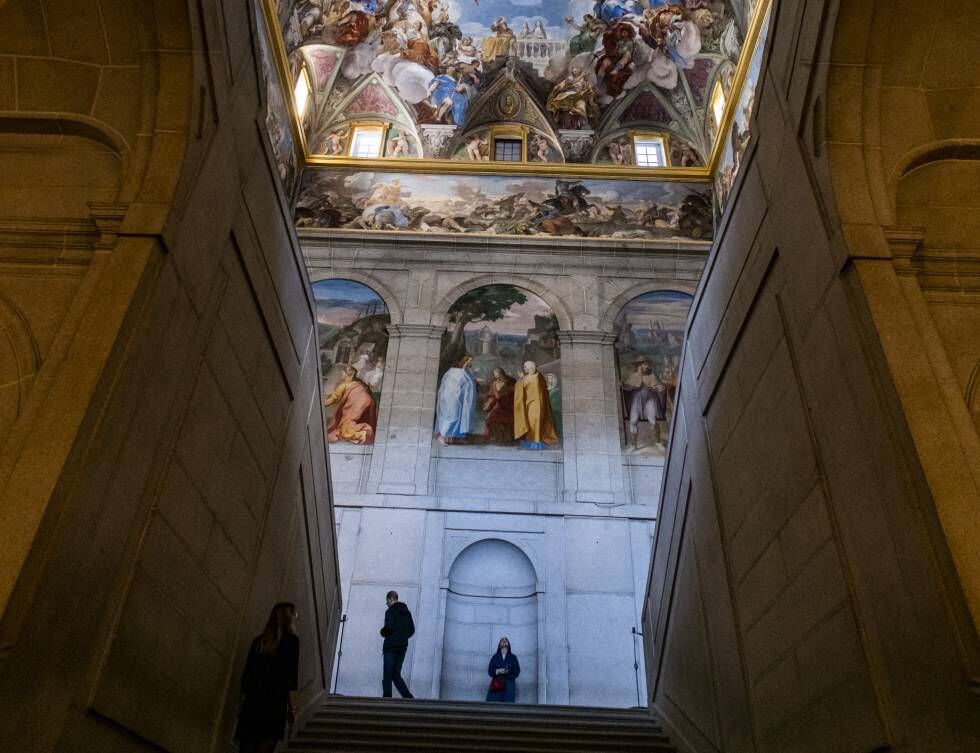 Frescos de Luca Giordano en la escalera del claustro principal de El Escorial.