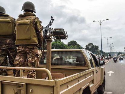 Soldados malienses patrullan las calles de Bamako, la capital, el 27 de julio de 2018, a dos días de las elecciones presidenciales. 