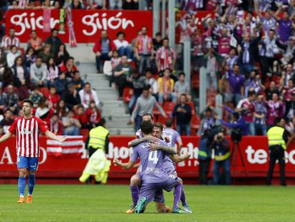 Los jugadores del Valladolid celebran su primer gol ante el Sporting en el Molinón.