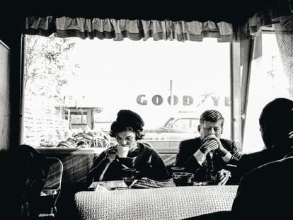 Uno de los momentos de relax más naturales de la pareja Jackie-Jack en la pre-campaña de finales de 1959. La imagen está tomada en un diner de Pendleton (Oregón), cuando el matrimonio aún podía viajar disfrutando de cierto anonimato.