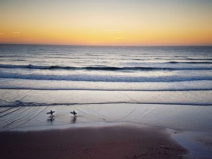 Surfistas en la playa de Amado, en el Algarve (Portugal).