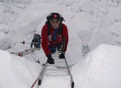 Jesús Calleja escala el Everest.