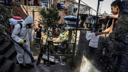 Residentes de una favela de Río de Janeiro desinfectan los espacios públicos.