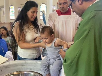 George Antone (en el medio en la imagen) ayudaba en el bautizo del pequeño Daniel, en la iglesia de la Sagrada Familia de Ciudad de Gaza, el día 15.