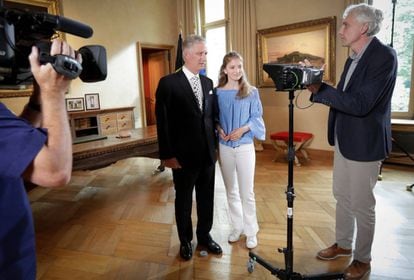 El rey Felipe de Bélgica y su hija Isabel durante la grabación del discurso del rey en el Palacio Real de Bruselas, el 11 de julio de 2019.