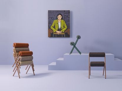 Las sillas Roll de los valencianos MUT Design y una obra de Carla Fuentes que forma parte de la exposición 'Mujeres x Mujeres', en El Garaje de Sancal.