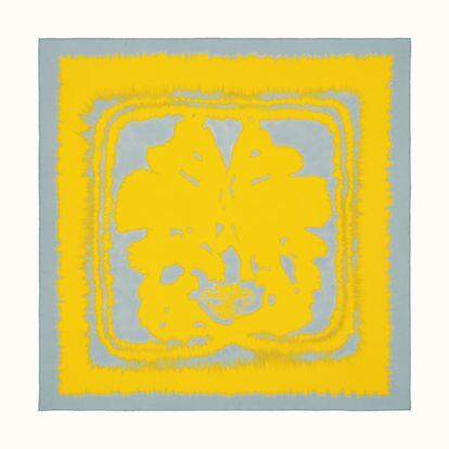 
El icónico carré de Hermès también alterna el gris y el amarillo elegidos por Pantone en uno de sus dibujos más famosos, el brides de gala.
u Precio: 415 euros.