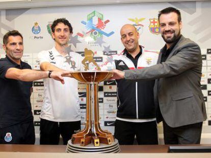 Neves, Cabestany, Nunes y Mu&ntilde;oz, con el trofeo. 