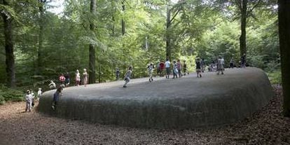 'Grey Clam', de Jene Highstein una de las 50 esculturs del parque Wanas, en Knislinge.