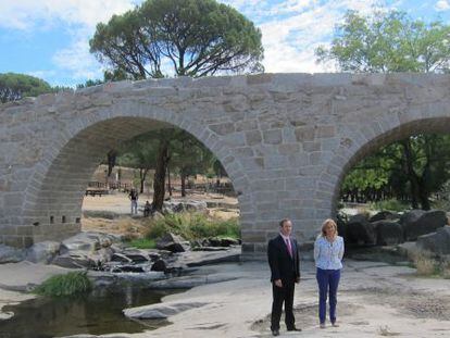 El puente Mocha tras su restauraci&oacute;n, inaugurado ayer por la Consejera de Cultura, Ana Isabel Mari&ntilde;o, y el alcalde de Valdemaqueda.