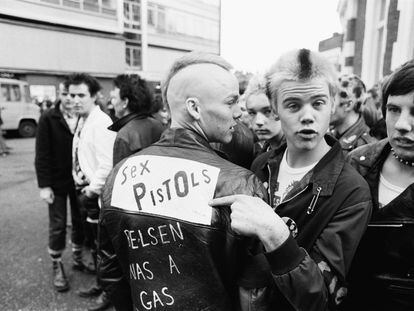 Cola para entrar en un concierto punk en Londres, en 1980.