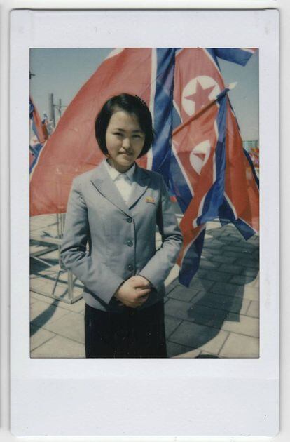 Jang Sol-hyang, una estudiante de Matemáticas de la Universidad Kim Il-sung, posa el 13 de abril de 2017 en la recientemente abierta calle Ryomyong, en Pyongyang. "Ser mujer no me detiene para apoyar el liderazgo del mariscal Kim Jomg-un, y eso me impulsa a ser incluso mejor".