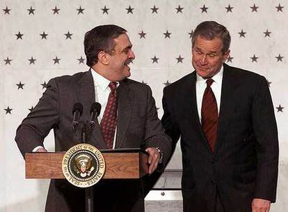 George Bush, junto a George Tenet, director de la CIA cuando se aprobaron las torturas, en 2001.
