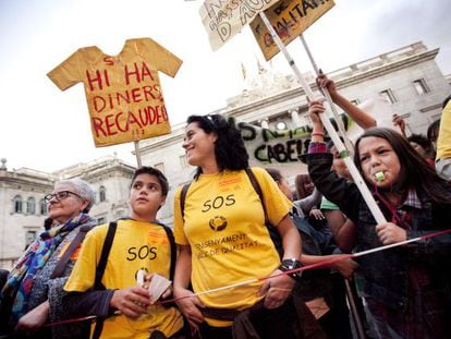 Profesores, padres y alumnos se manifestaron ayer en el centro de Barcelona.