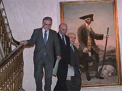 Luis Ángel Rojo, seguido de Francisco González y Jordi Nadal, ayer en la Fundación BBVA.