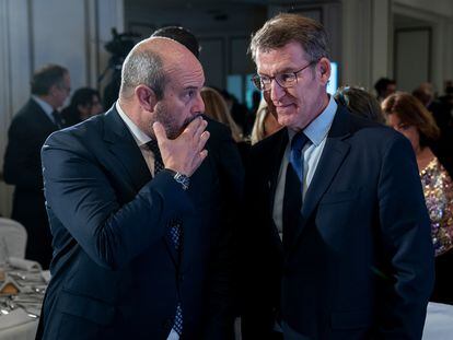 El presidente del PP, Alberto Núñez Feijóo, y el presidente del Senado, Pedro Rollán, durante un acto en Madrid en acto en Madrid, en diciembre pasado.