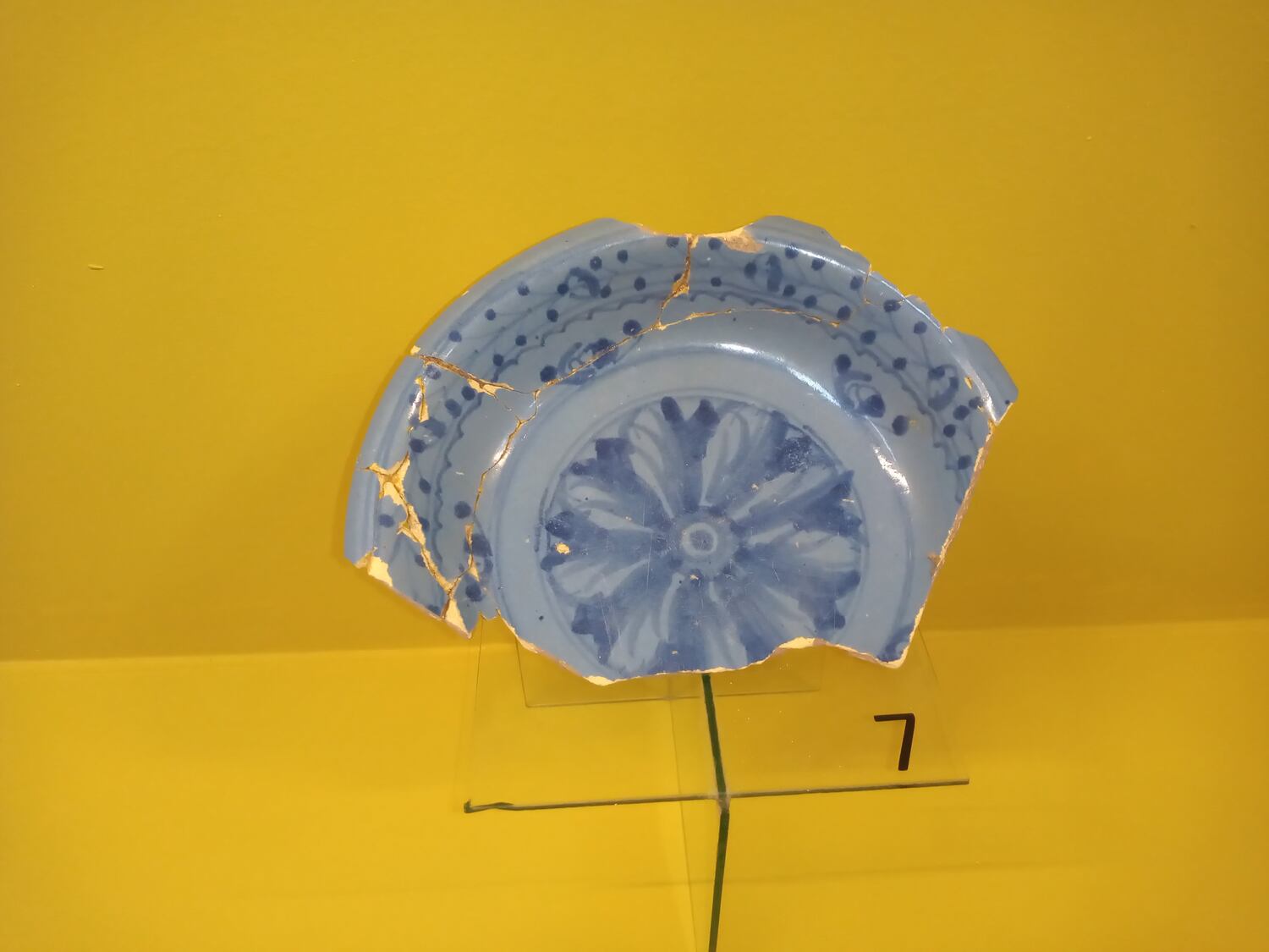 Cuenco de mayólica de manufactura sevillana denominada 'Sevilla blue on blue' hallada en Esteco I.