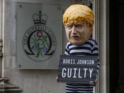 Un manifestante, disfrazado de Boris Johnson, a las puertas del Tribunal Supremo británico, este martes en Londres. 