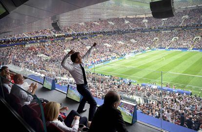 El presidente francés, Emmanuel Macron, muestra su alegría tras la victoria de la selección de fútbol francesa ante la selección de Croacia en la final del Mundial de Rusia 2018 celebrado en el estadio Luzhniki de Moscú, el 15 de julio de 2018.