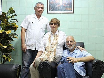 Alan Gross (derecha), de USAID, con miembros de la comunidad jud&iacute;a cubana, en 2012, antes de su condena