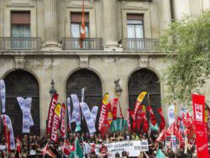 Manifestantes ante la sede de Caixa Catalunya en Barcelona para rechazar el bloqueo de las negociaciones del Expediente de Regulaci&oacute;n de Empleo (E