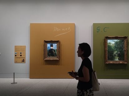 Una mujer visita la exposición 'The Greats of Six Centuries: Masterpieces from the Museo Nacional Thyssen-Bornemisza'.
