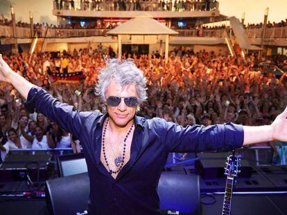 En foto, Jon Bon Jovi, en abril en un crucero de Miami a Nasáu dedicado a su música. En vídeo, anuncio del crucero 'Runaway to paradise' con Bon Jovi.