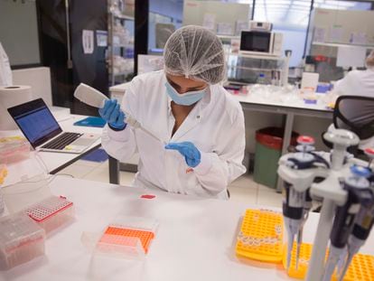 Una científica trabaja en la elaboración de carne cultivada en un laboratorio de Biotech Food en San Sebastián, Gipuzkoa.