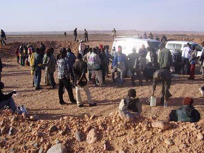 Un grupo de inmigrantes en El Aouina-Souatar, cerca de la frontera con Argelia.