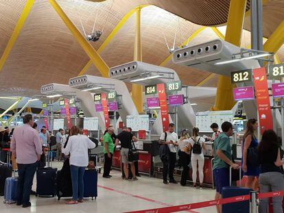 Viajeros en el aeropuerto de Madrid-Barajas. 