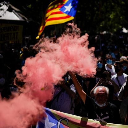 Pro-independence demonstrators gather during a protest against Spain's prime minister Pedro Sanchez outside the Gran Teatre del Liceu in Barcelona, Spain, Monday, June 21, 2021. Sanchez's said Monday that the Spanish Cabinet will approve pardons for nine separatist Catalan politicians and activists imprisoned for their roles in the 2017 push to break away from Spain. (AP Photo/Joan Mateu)