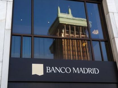 Logo de Banco Madrid en la sede de la entidad.